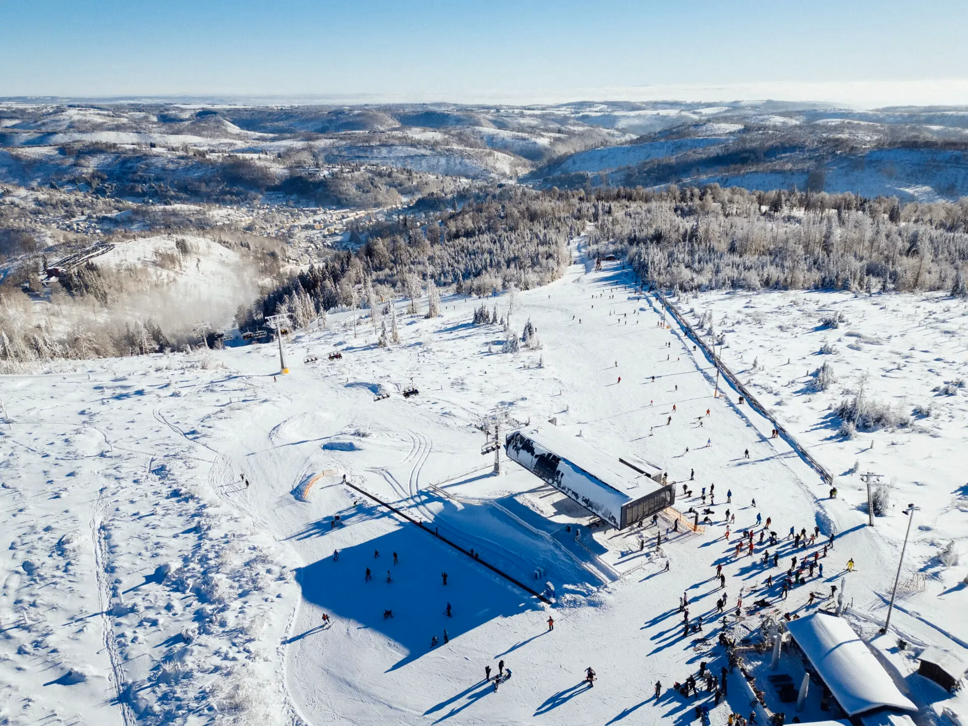 Drohnenaufnahme von dem Skigebiet Silbersattel im Winter